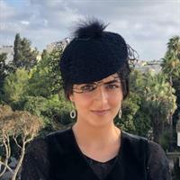 כובע מעוצב בצבע כחול שחור בסגנון שנות העשרים