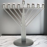 חנוכיית חוטים חבד לנרות – מוכספת