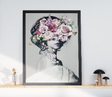 תמונת קנבס הדפס של אישה עם פרחים על ראשה | בודדת או לשילוב בקיר גלריה | תמונות לבית ולמשרד