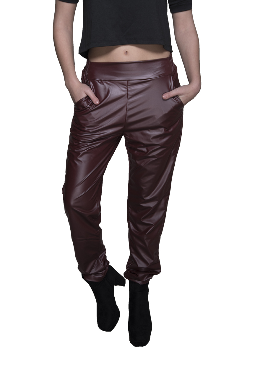 מכנס דמוי עור עם גומי בצבע בורדו קדמי