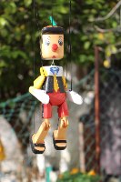 בובת מריונטה פינוקיו מעץ | עבודת יד וצביעה ידנית לתלייה (גובה 34 ס"מ)