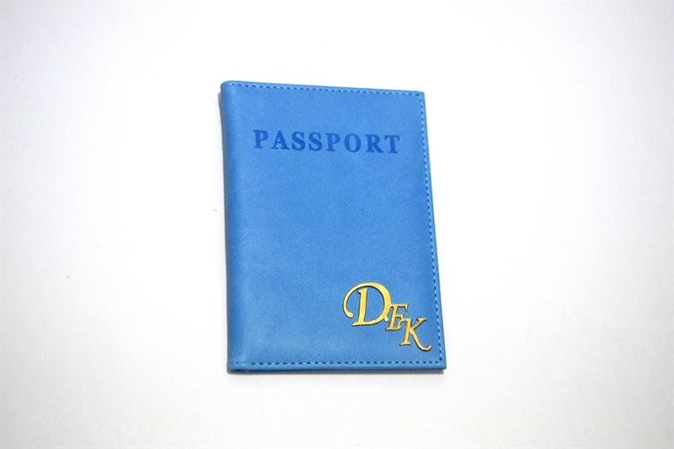 כיסוי לדרכון דמוי עור כחול עם שם מלא והקדשה אחורית