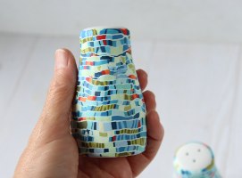 זוג מלחיה ופלפליה מפורצלן בגווני טורקיז, ירוק עם נגיעות כתומות