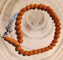 מסבחת דמוית ענבר יוקרתית – עם תליון חרב "זולפיקאר"