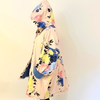 מעיל מדגם ליסה עם דוגמה של פרחים יפניים על רקע בצבע ורוד בהיר