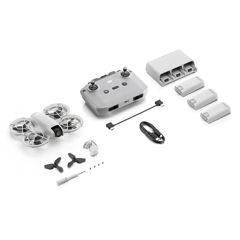 רחפן DJI Neo Fly More Combo – Wi-Fi רחפן אפור שלט שלוש סוללות תחנת טעינה וכבלים על רקע לבן