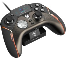 בקר משחק אלחוטי Turtle Beach Stealth Ultra – מבט קדמי-עליון על הבקר טוען על עמדת עגינה.