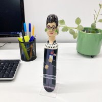בובת עץ עומדת של המשפטנית רות ביידר גינסבורג RBG - סוג ב'