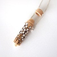 שרשרת עץ עם קלף עם מסר סודי