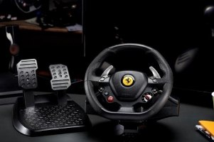 הגה מירוצים עם דוושות Thrustmaster T80 Ferrari 488 GTB Edition – שחור ודוושותיו מונחים על משטח כהה