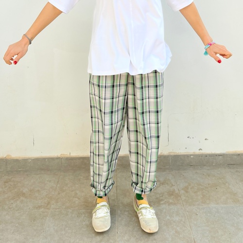 מכנסיים מדגם נור עם דוגמה של משבצות בצבעים של בז׳ וירוק