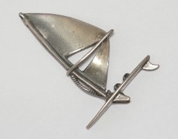 סיכה למטפחת או עניבה, מיניאטורה כסף 800 חתום, בעיצוב גלשן, וינטאג' איטליה