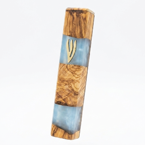 Judaïca Artistique : Mezouza en Bois d’Olivier aux Nuances de Bleu Ciel