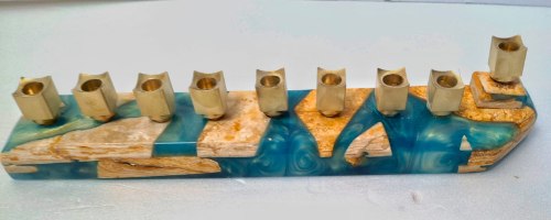 חנוכייה מאבן בגוון כחול-טורקיז עם בתי מתכת לנרות