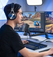 מיקרופון גיימינג שולחני למחשב Elgato Wave 3 – גיימר עם אוזניות מדבר למיקרופון שחור המורכב על זרוע