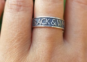 טבעת כסף עם כיתוב מובלט עד 13 תווים black & white