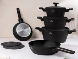 סט סירים ומחבתות Berlinger Haus Black Rose BH8362 – סירים ומחבתות שחורים עם ידיות רוז גולד חלקם מוערמים על משטח בהיר