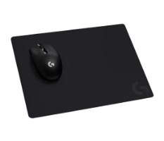 משטח עכבר גיימינג מבד Logitech G240 – משטח שחור מלבני שעליו מונח עכבר מחשב שחור עם לוגו G