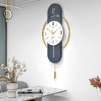 שעון קיר מטוטלת גדול בעיצוב ייחודי ויוקרתי,שעון פרזול מוזהב לאורך עם אלמנטים מעוגלים בצבע כחול אפרפר