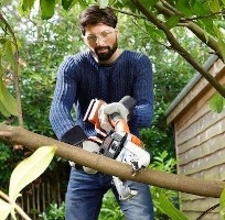 מסור גיזום נטען 40 ס”מ Black+Decker BECS2040 – עבודה מדויקת בגיזום ענפים.