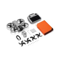רחפן (DJI Avata 360(DJI RC 2 – 4K הרחפן האפור בקר הטיסה ואביזרים נלווים רבים מונחים על רקע לבן