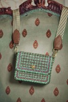 תיק Cross Body קטן בגוון ירוק דגם CLOVER מידות 19x6x16 ס"מ של חברת PIP STUDIO