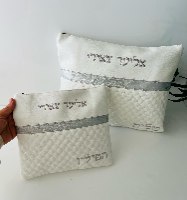 סט טלית תפילין דמוי עור בצבע לבן עם פס כסף כולל רקמת שם