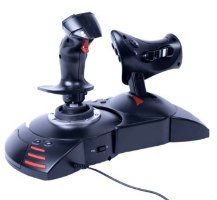 בקר טיסה עם מצערת Thrustmaster T-FLIGHT HOTAS X PS3/PC – המכשיר השחור כולל ג ויסטיק ומצערת נפרדים על בסיס אחד