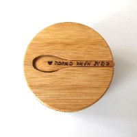 קופסת עץ עגולה עם כפית חמודה לתבלינים עם דוגמת צמחים - צריבה בעץ