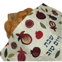 כיסוי לחלות רקום מכונה רימונים גדולים על לבן/ זהב