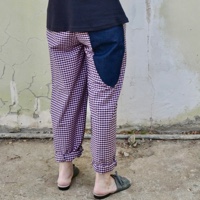 מכנסיים מדגם נור עם דוגמה של משבצות בורוד וכחול כהה - זוג אחרון במלאי במידה 12