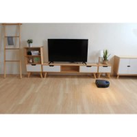 שואב שוטף רובוטי Hobot Legee 7 – רובוט שואב בצבע כהה ממוקם על רצפת עץ מול שידת טלוויזיה