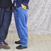 מכנסיים כפולים מדגם נור בצבע כחול ג׳ינס עם הדפס - זוג אחרון במידה 17