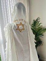 טלית חתנים מהודרת עם רקמת שם ומגן דוד- פסים לבן וזהב
