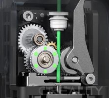 מדפסת תלת מימד Creality K2 Plus – מנגנון פנימי עם גלגלי שיניים, פילמנט ירוק וידית