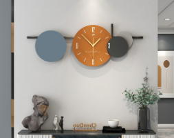 שעון קיר גדול בעיצוב ייחודי, שעון פרזול אלמנטים עגולים במספר צבעים,ספרות ומנגנון שקט