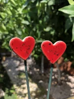 זוג לבבות קטנים על מקלות לעיצוב עציץ