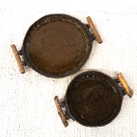 יצירה פיסולית בהשראה אפריקאית עם ידיות ענף טבעי