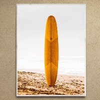 "Yellow Surfboard" תמונת קנבס סגנון Coastal -הדפס צילום גלשן צהוב על רקע הים בסגנון וינטאג'