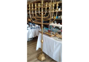 חנוכיית ענק עשויה מנחושת