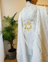 טלית חתנים מהודרת עם רקמת שם ומגן דוד- פסים לבן וזהב