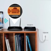 נתב Tp-Link MR6400 Wireless N 4G LTE – הנתב השחור מחובר למודם תקריב מציג את יציאת LAN WAN