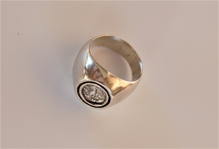 טבעת כסף משובצת במטבע כסף יווני אותנטי עם ינשוף שהוא סמלה של העיר אתונה