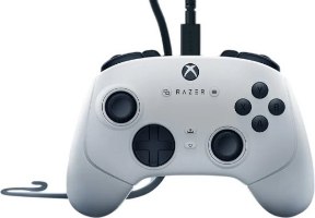בקר משחק חוטי צבע לבן Razer Wolverine V3 Tournament Edition Xbox X|S – פריט בודד של בקר משחק לבן עם כבל USB-C שחור מחובר