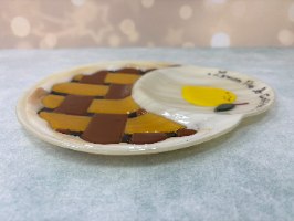 צלחת זכוכית בטכניקת פיוזינג בסגנון של פאי לימון