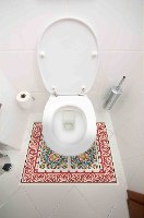 עיצוב איזור האסלה- מדבקה (39 ₪)  שטיחון  (88 ₪) סט (119 ₪) ברצלונה אדום TIVA DESIGN