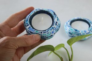 זוג פמוטים בצורת פרח בגווני כחול ולבן