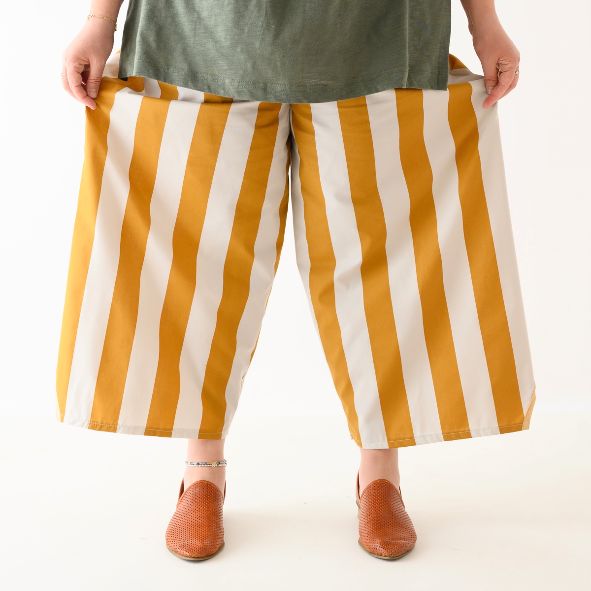 מכנסיים מדגם נועה עם הדפס פסים בצבע חרדל ובז׳ - זוגות אחרונים במלאי במידה 12