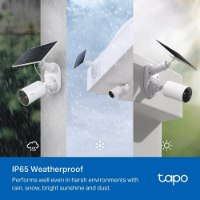 מצלמת אבטחה אלחוטית עם פאנל סולארי Tp-Link Tapo C410 Kit – מצלמה לבנה עם פאנל סולארי שחור המוצגת בפעולה בתנאי גשם שלג