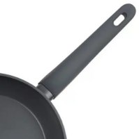מחבת נון סטיק קרמית 28 ס”מ Resto Cas – מבט מקרוב על המחבת האפורה וידית התלייה שלה
